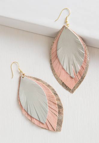 https://www.noondaycollection.info/img/product/feathered-fringe-earrings,-blush/feathered-fringe-earrings,-blush-small.jpg